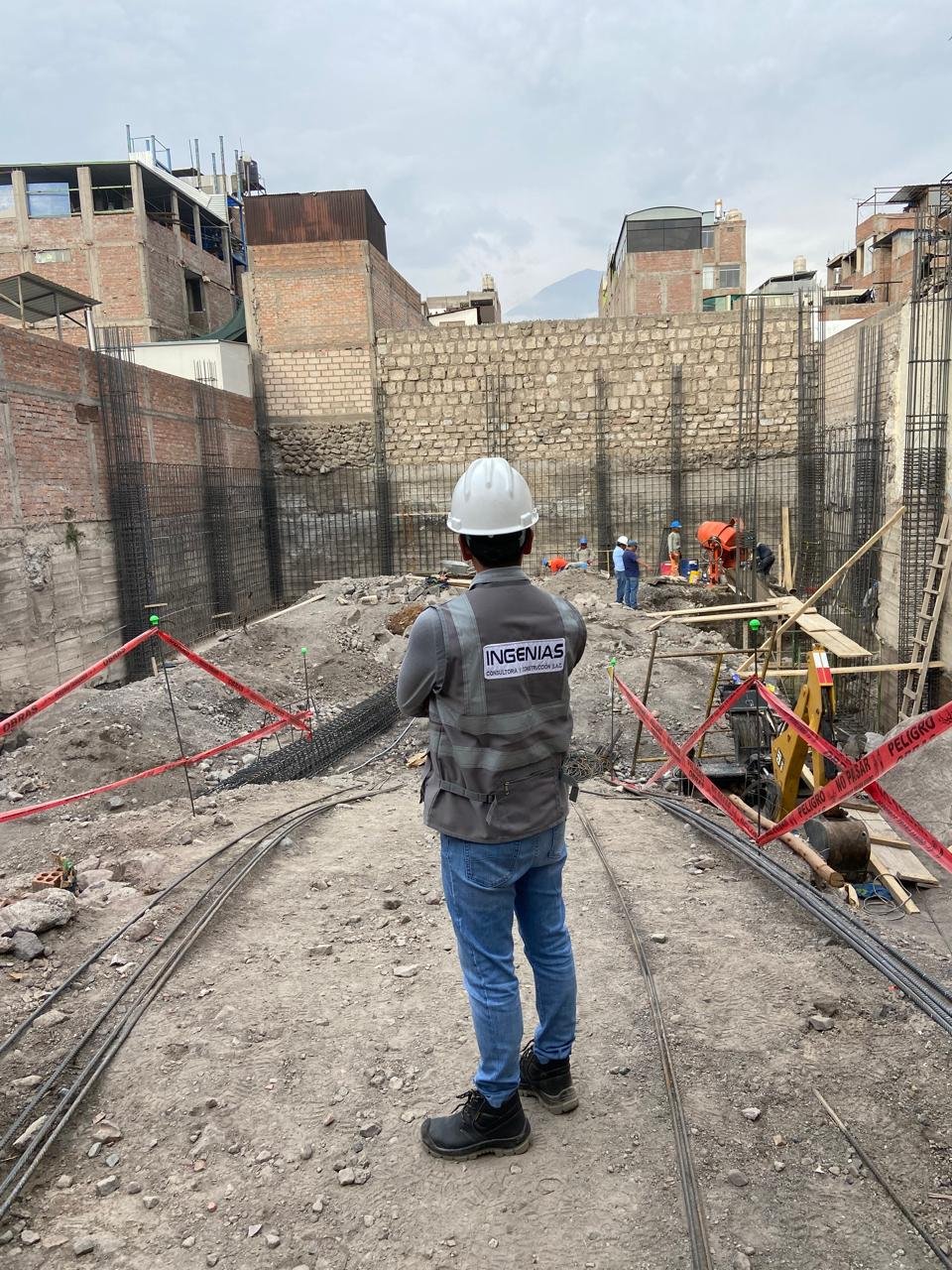 Ingeniero de INGENIAS supervisando control topográfico en obra