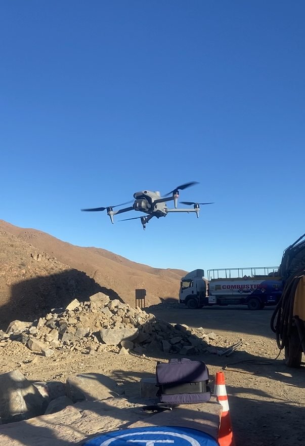 Dron de mapeo INGENIAS en vuelo sobre zona de trabajo
