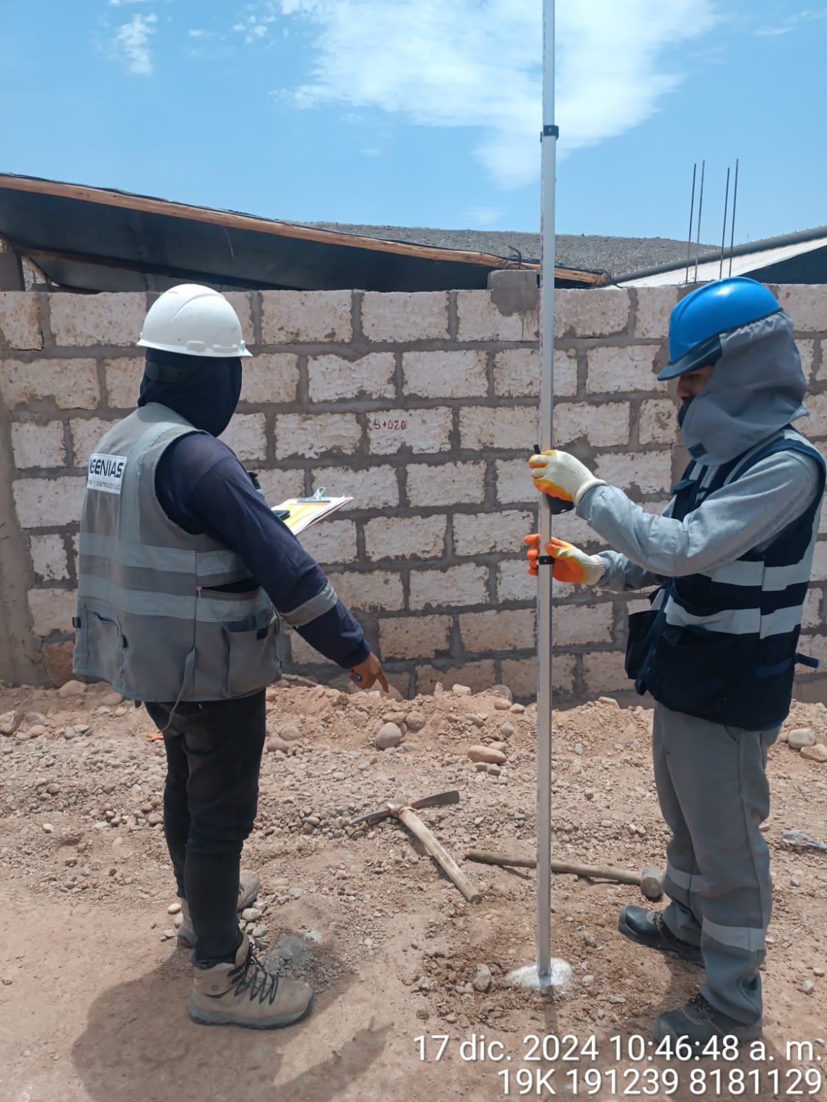 Técnicos de INGENIAS en trabajo de campo con jalón de estación total